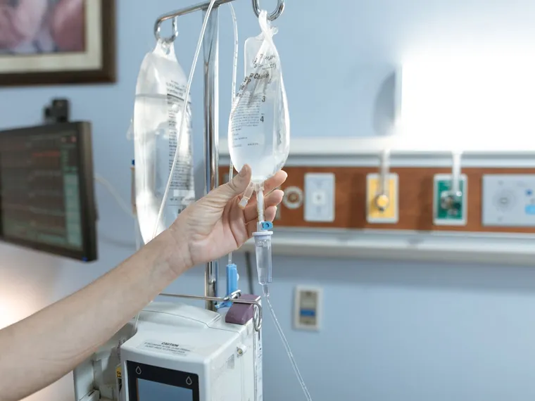 Infuzioni rastvori i pumpa uz bolnički krevet